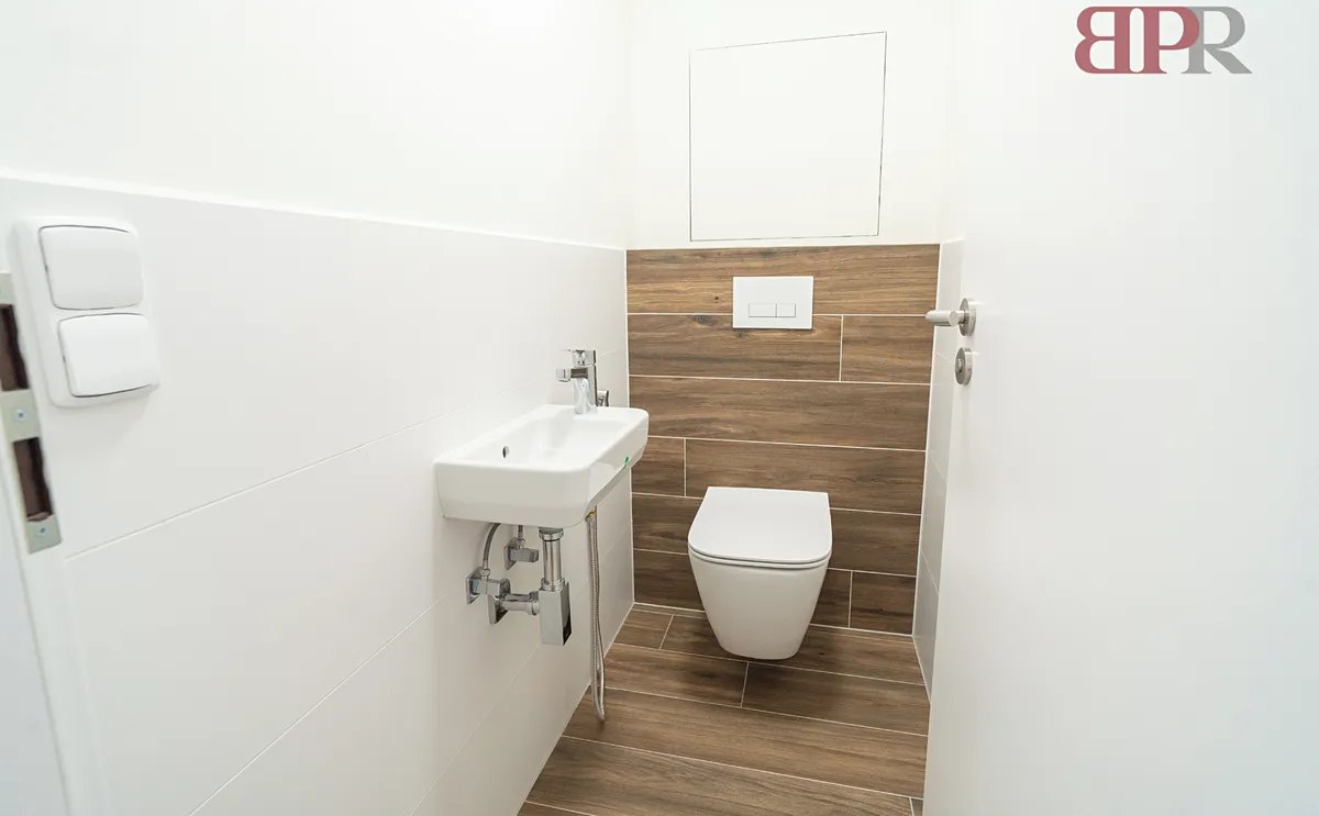 Samostatné WC s umyvadlem