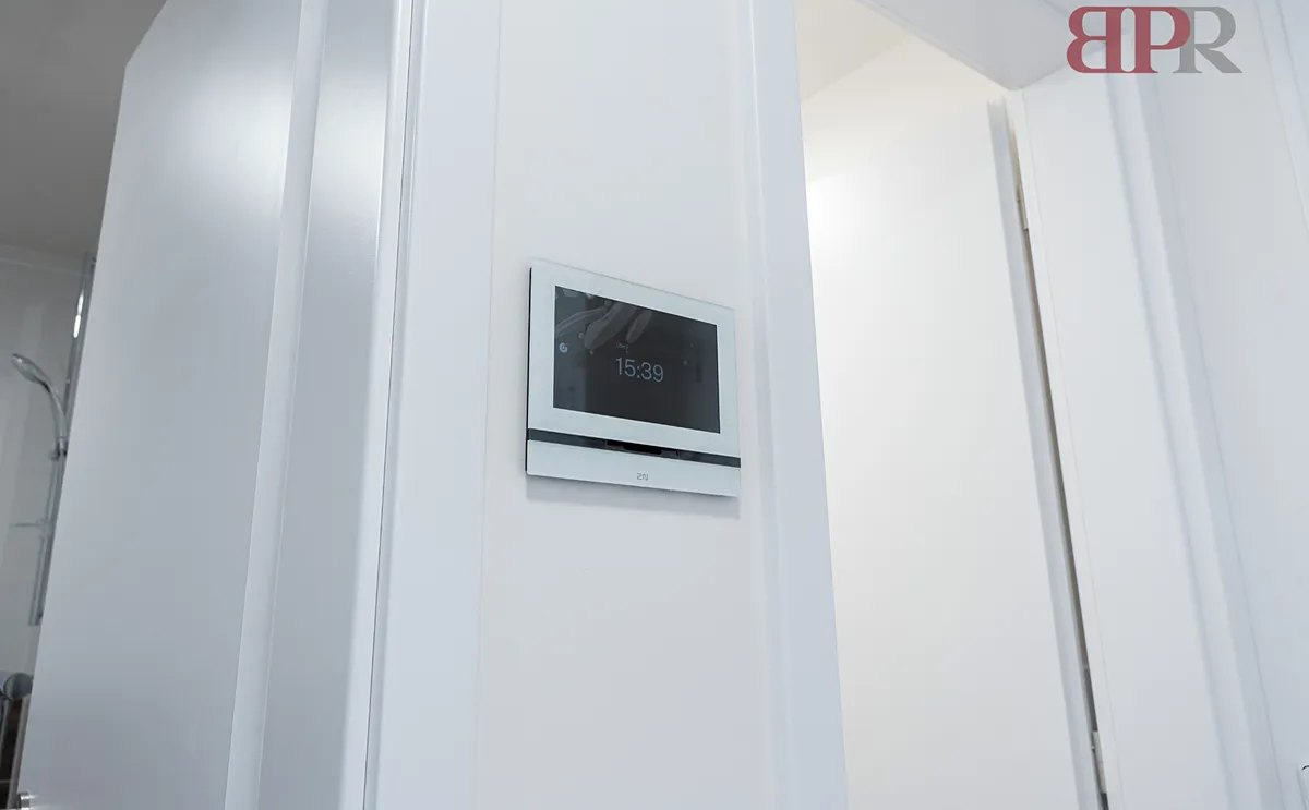 Nástěnný panel chytré domácnosti Loxone
