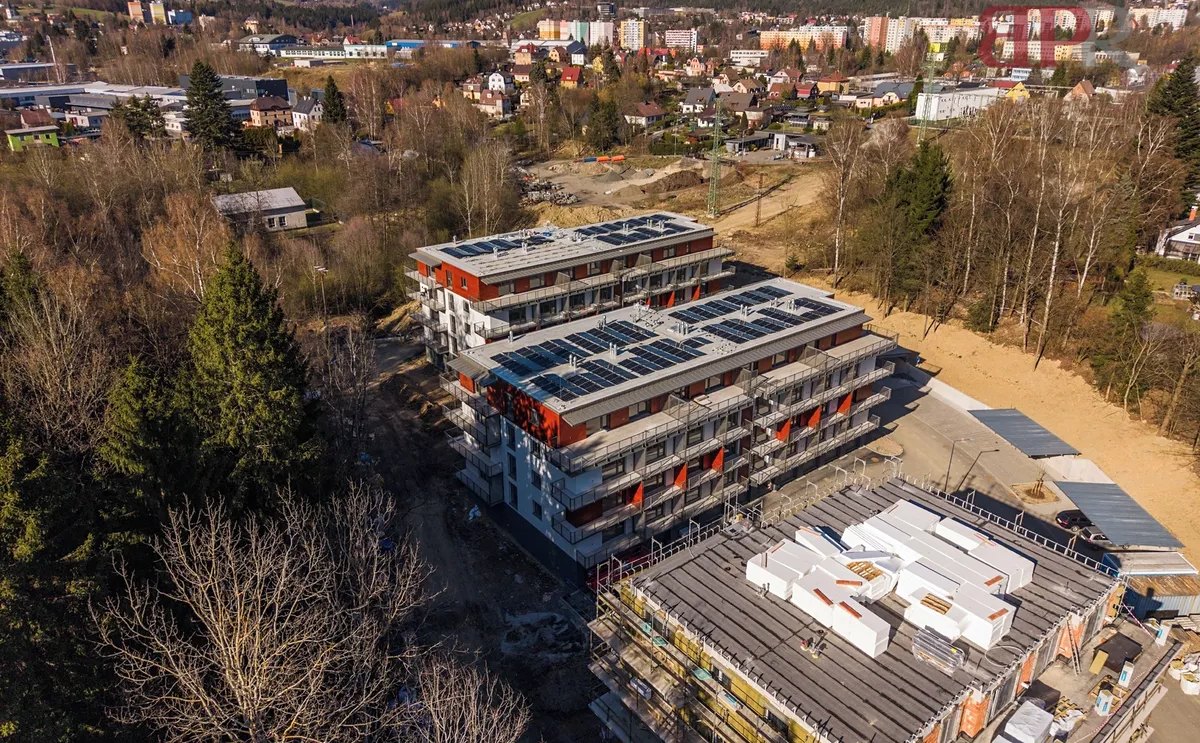 Letecký pohled na novostavbu v zeleni, Jablonec – Rýnovice