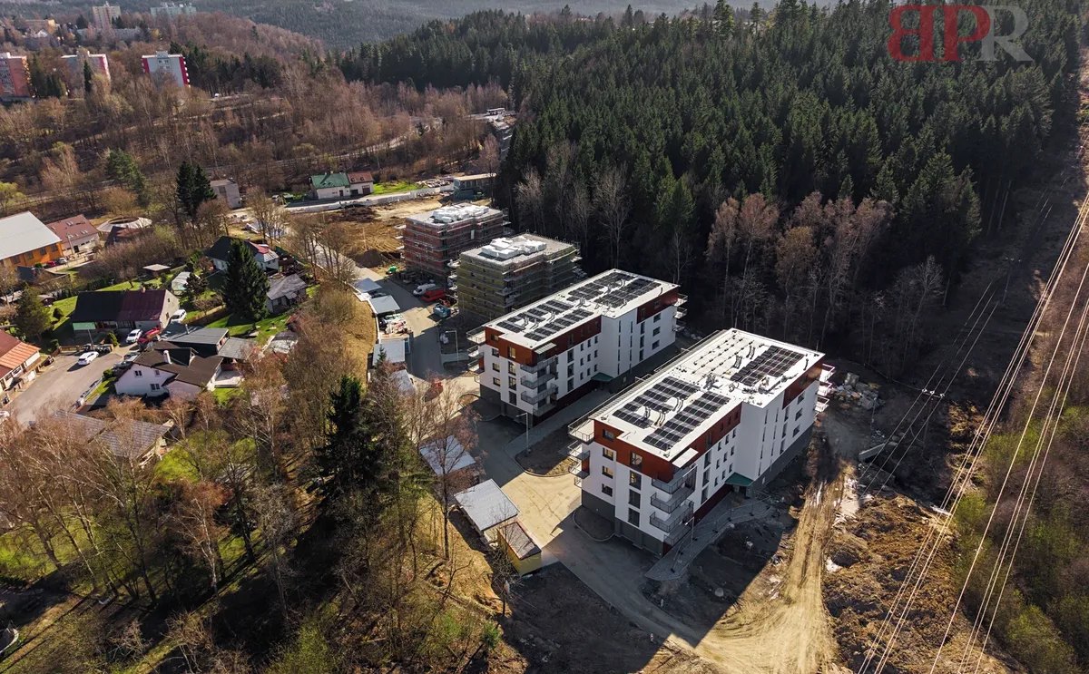 Letecký pohled na lokalitu s výhledem na město