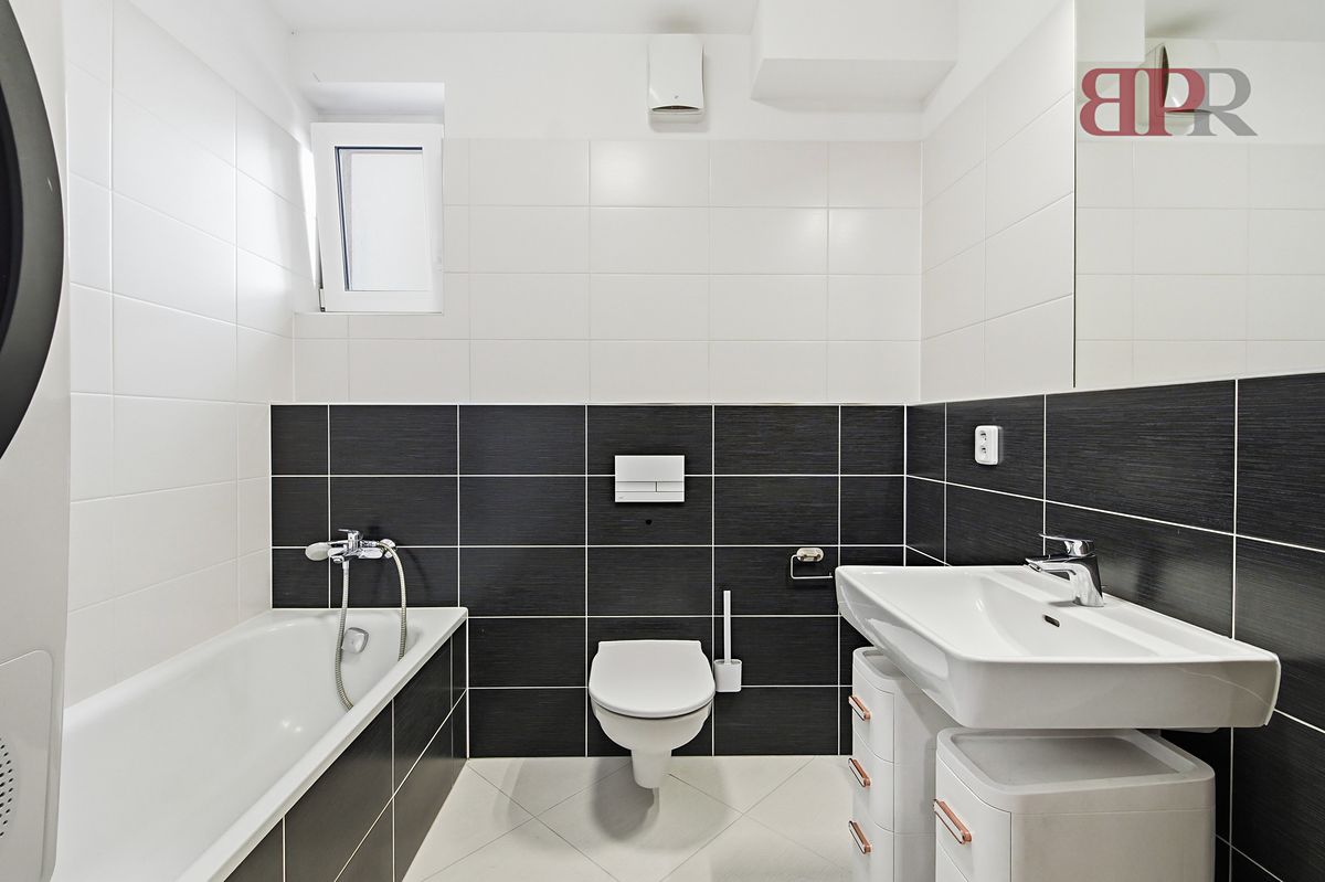 Koupelna s vanou, cca 6 m²