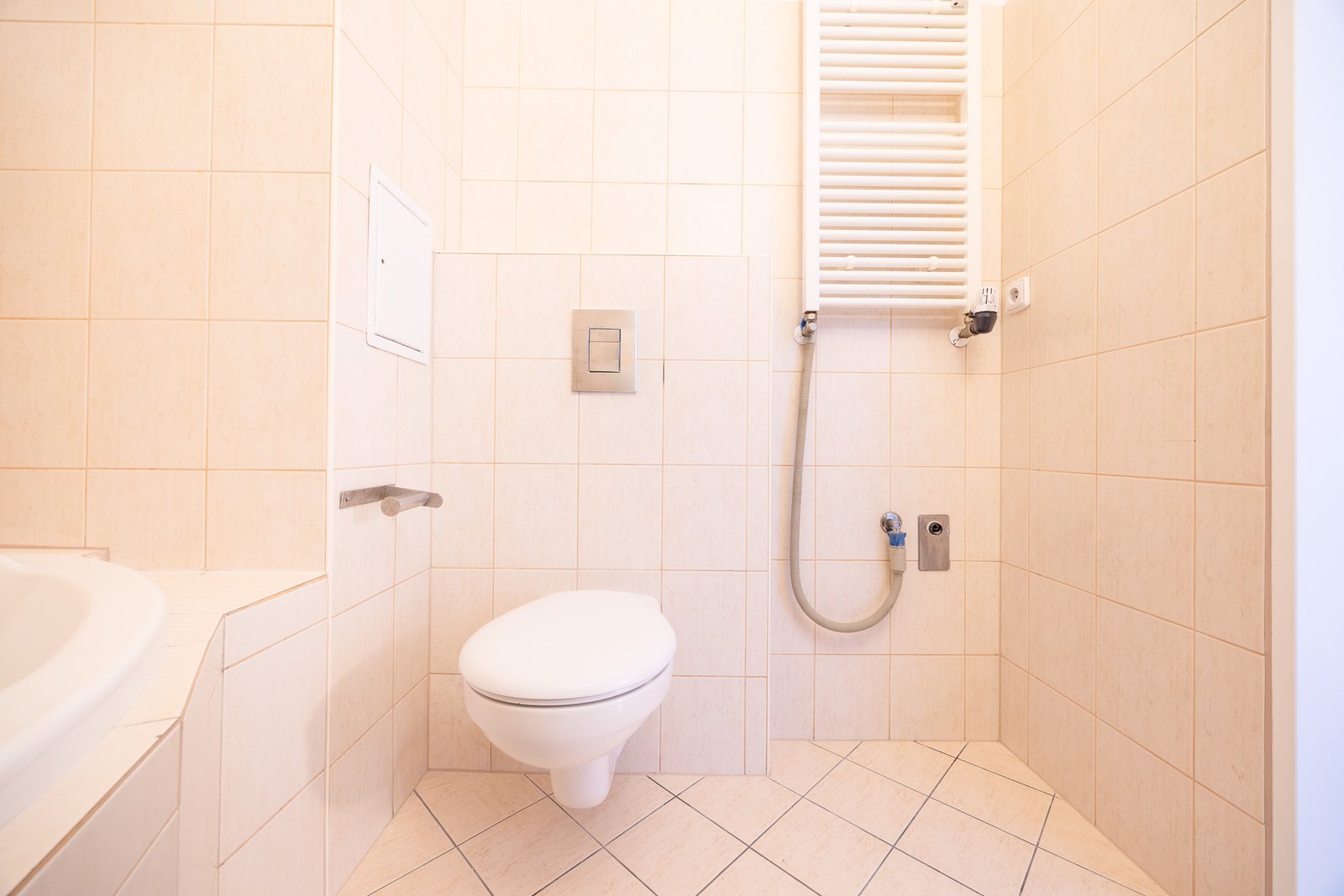 Závěsné WC a otopný žebřík v koupelně